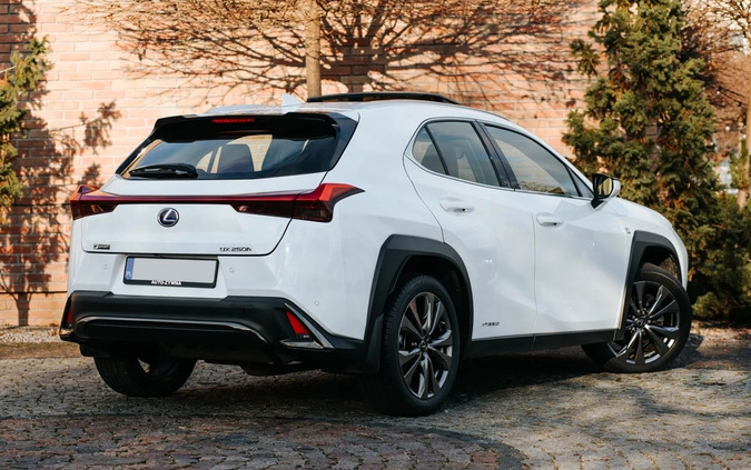 Lexus UX cena 145000 przebieg: 39452, rok produkcji 2020 z Białystok małe 742